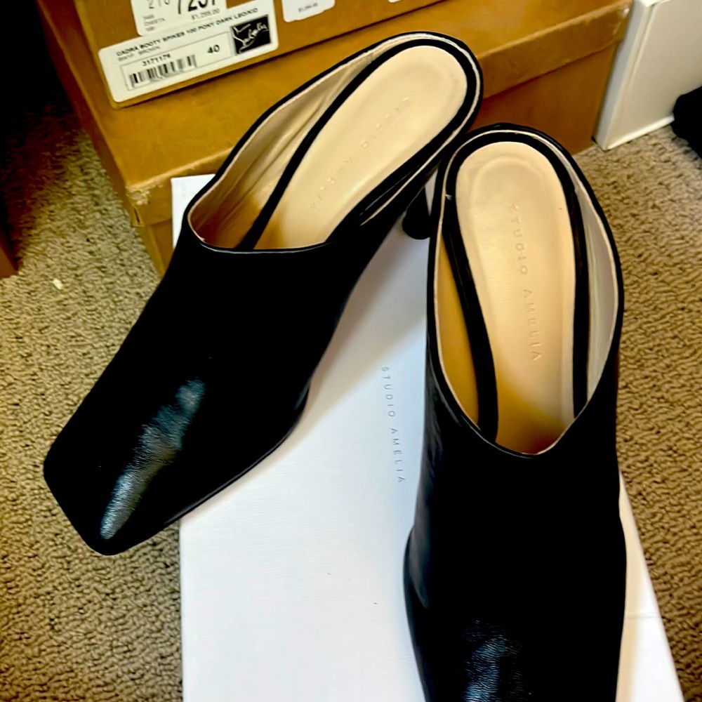 Studio Amelia black heel slides